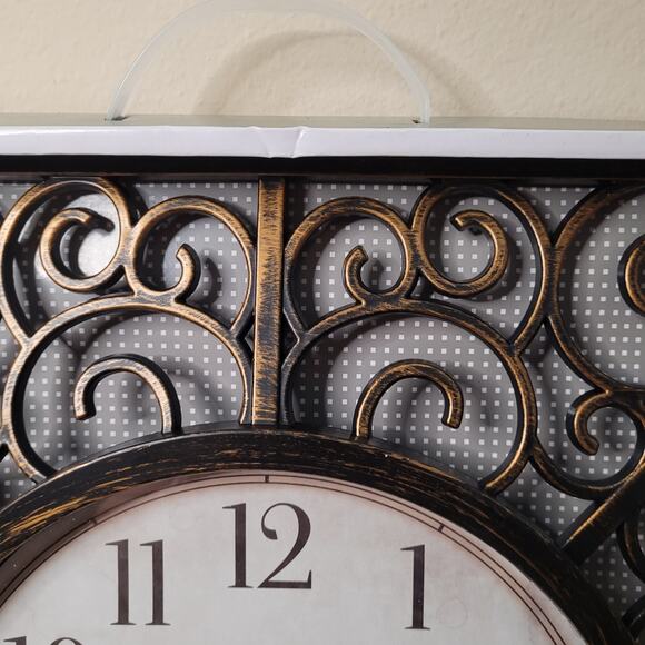 Westclox 20-inch Ornate Scrollwork Wall Clock. - Picture 8 of 8